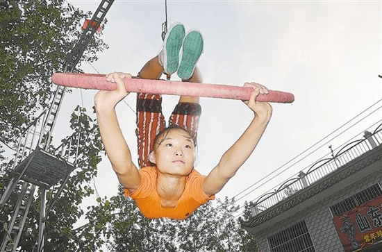 从武术到杂技的传承 看菏泽非遗“孔楼杂技”的演变“bsports必一”(图3)
从武术到杂技的传承 看菏泽非遗“孔楼杂技”的演变“bsports必一”(图3)