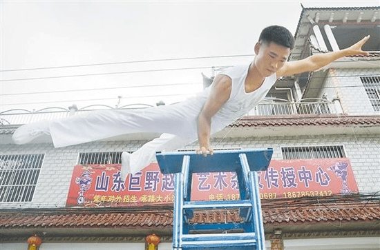 从武术到杂技的传承 看菏泽非遗“孔楼杂技”的演变“bsports必一”(图6)
从武术到杂技的传承 看菏泽非遗“孔楼杂技”的演变“bsports必一”(图6)